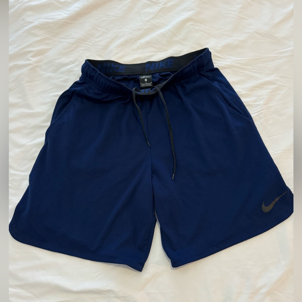 Mens Nike shorts. Size medium.